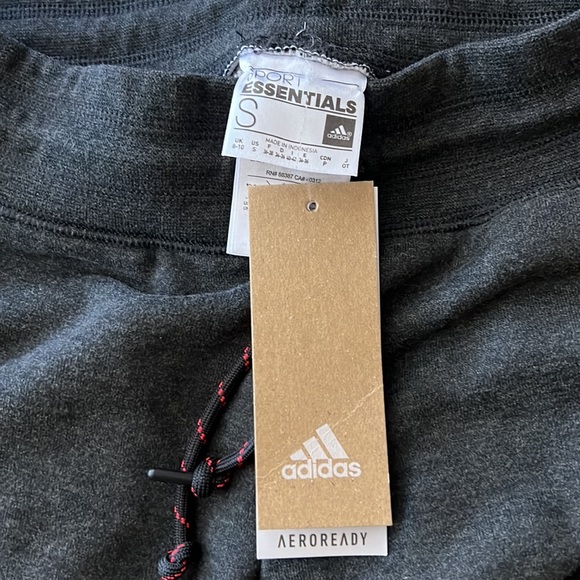 Adidas sports cropped sweatpants. - Picture 6 of 8